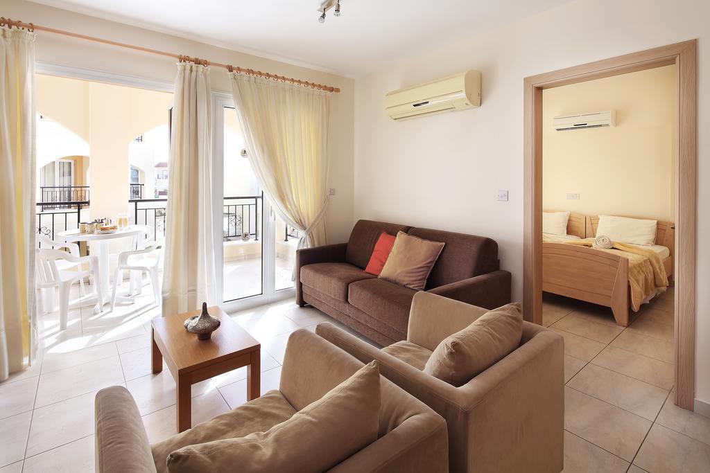 Adamou Gardens Apartment Paphos ภายนอก รูปภาพ