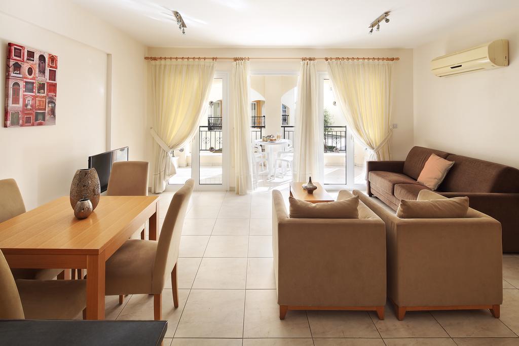 Adamou Gardens Apartment Paphos ภายนอก รูปภาพ