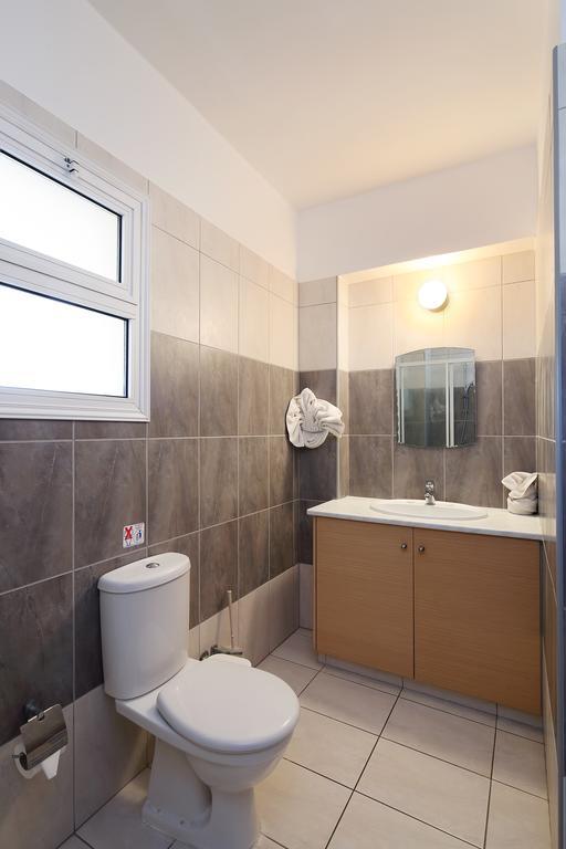 Adamou Gardens Apartment Paphos ภายนอก รูปภาพ
