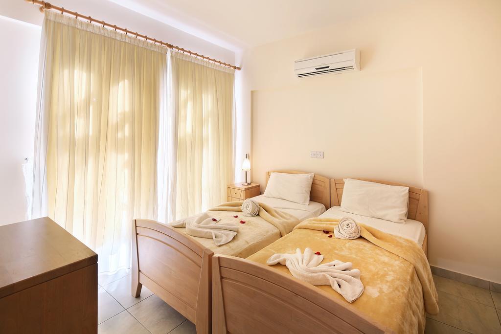 Adamou Gardens Apartment Paphos ภายนอก รูปภาพ