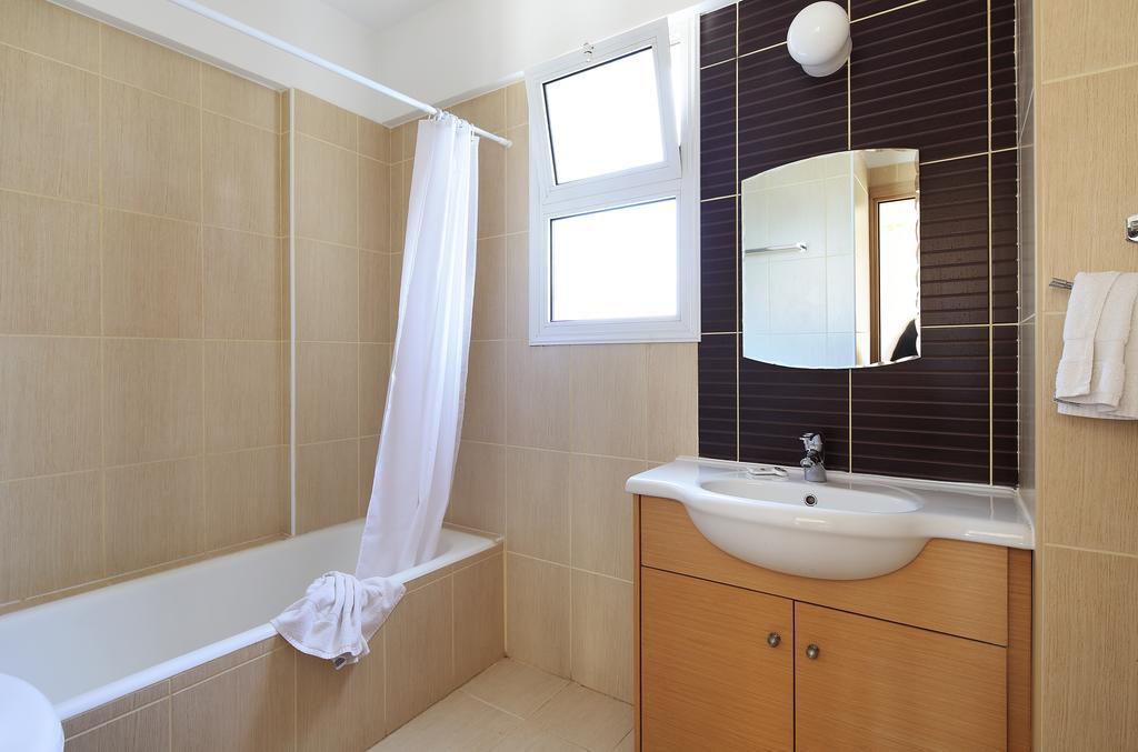 Adamou Gardens Apartment Paphos ภายนอก รูปภาพ