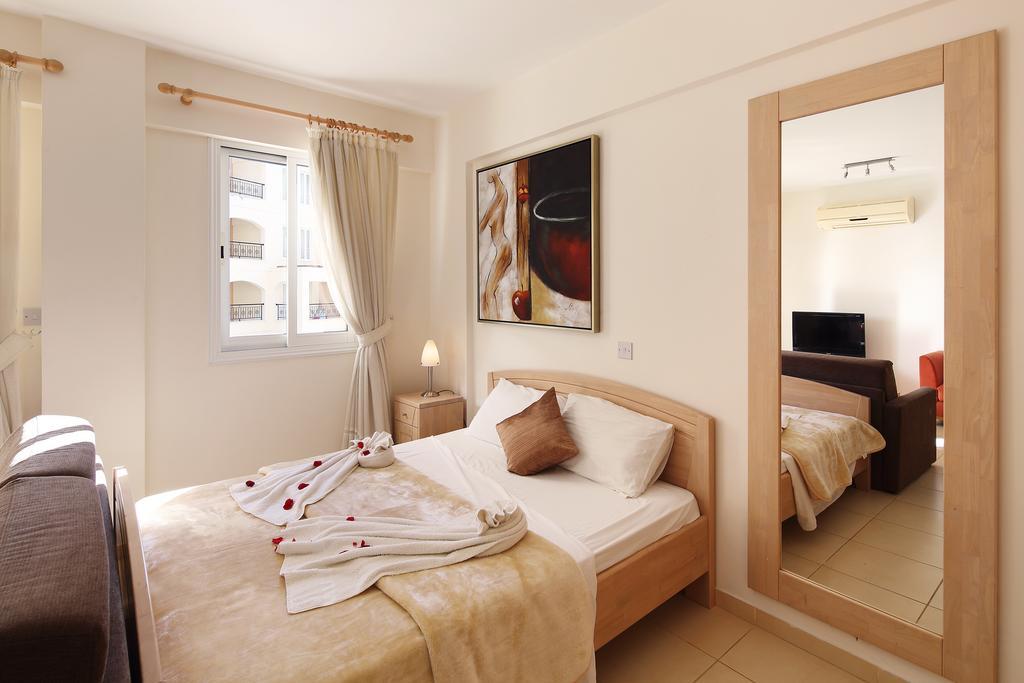 Adamou Gardens Apartment Paphos ภายนอก รูปภาพ