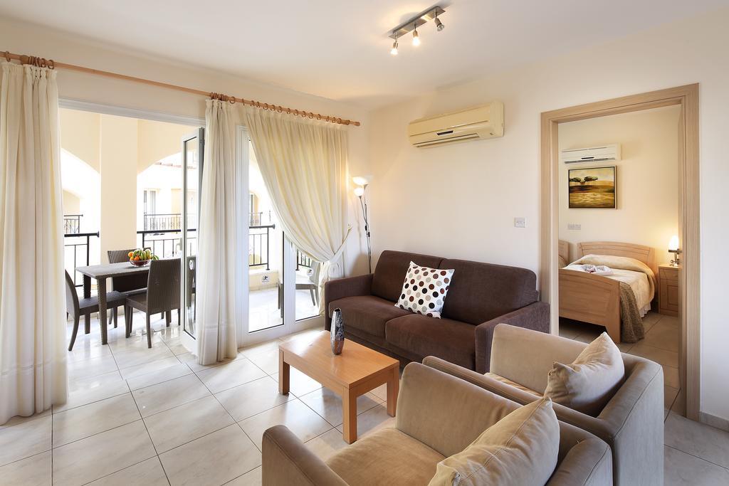Adamou Gardens Apartment Paphos ภายนอก รูปภาพ