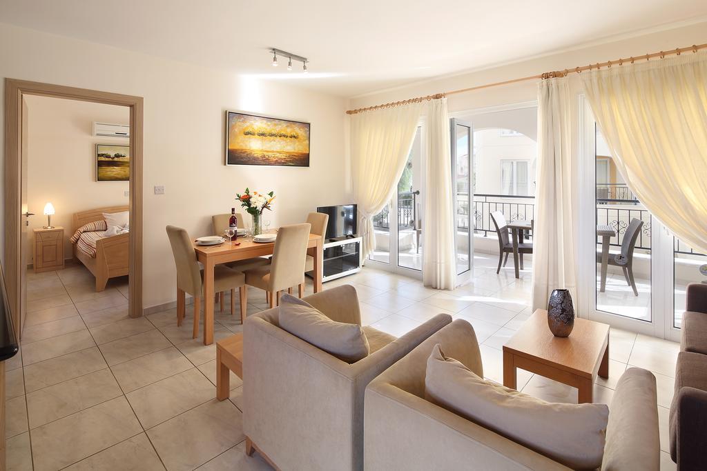 Adamou Gardens Apartment Paphos ภายนอก รูปภาพ