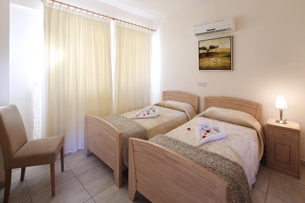 Adamou Gardens Apartment Paphos ภายนอก รูปภาพ