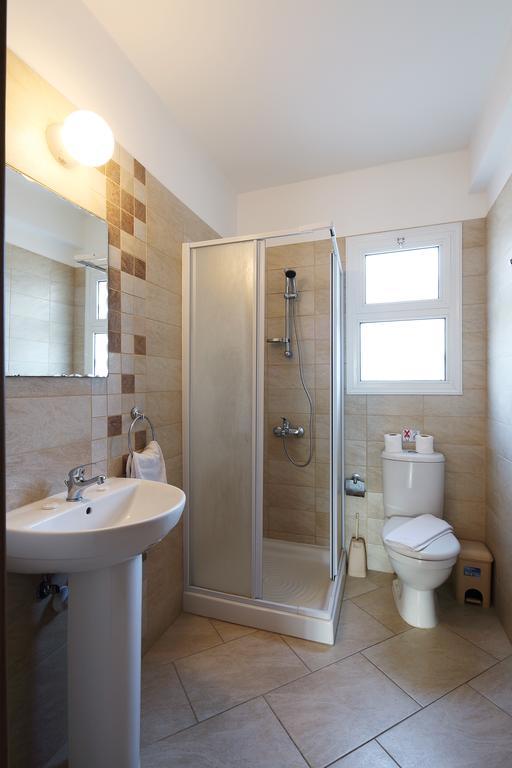 Adamou Gardens Apartment Paphos ภายนอก รูปภาพ