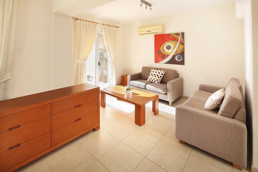 Adamou Gardens Apartment Paphos ภายนอก รูปภาพ